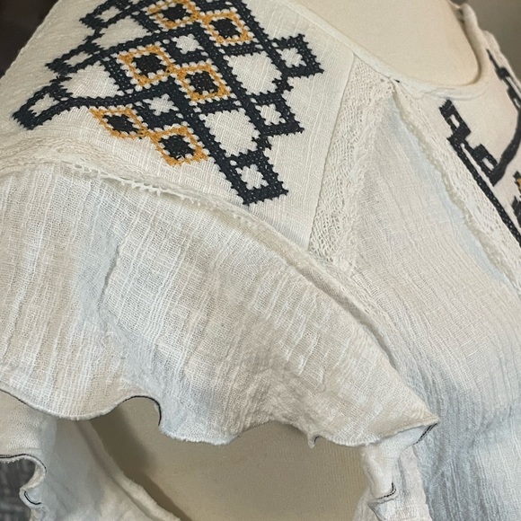 White cotton gauzy knee length dress with lace and embroidery. Flutter sleeve - Picture 4 of 12